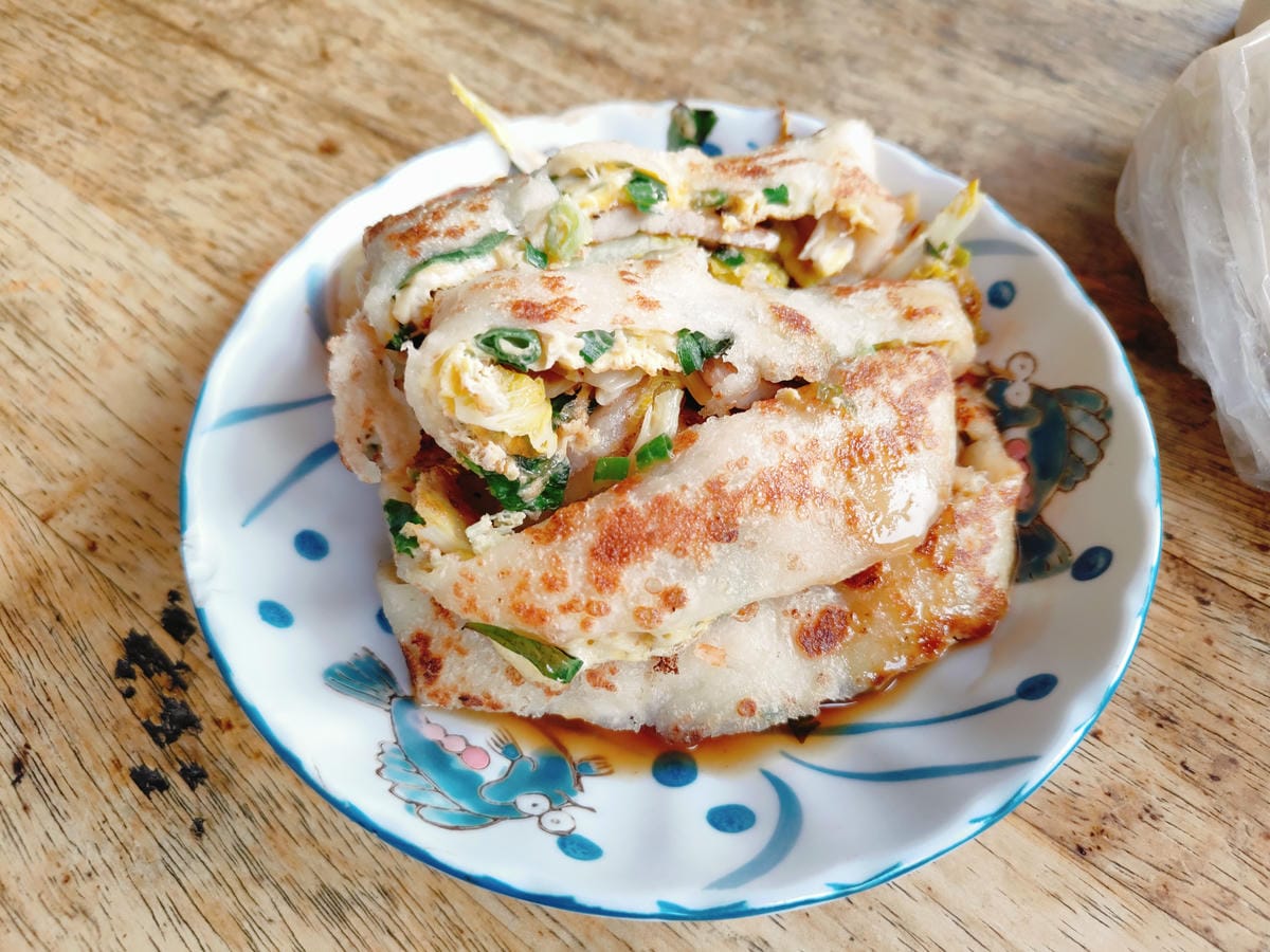 (新北板橋餐廳)吳鳳路傳統豆漿店,超過50種蛋餅口味選擇。 (新北板橋餐廳)吳鳳路傳統豆漿店,超過50種蛋餅口味選擇。