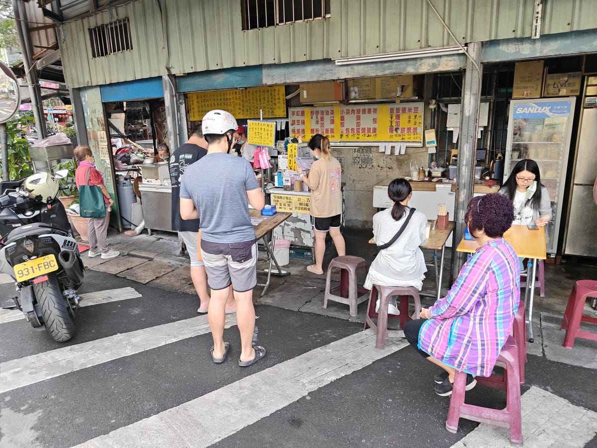 (新北板橋餐廳)吳鳳路傳統豆漿店,超過50種蛋餅口味選擇。 (新北板橋餐廳)吳鳳路傳統豆漿店,超過50種蛋餅口味選擇。