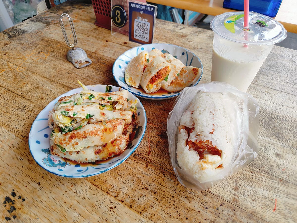 (新北板橋餐廳)吳鳳路傳統豆漿店,超過50種蛋餅口味選擇。 (新北板橋餐廳)吳鳳路傳統豆漿店,超過50種蛋餅口味選擇。