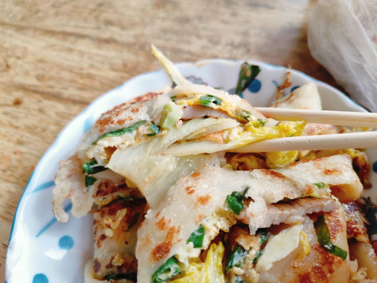 (新北板橋餐廳)吳鳳路傳統豆漿店,超過50種蛋餅口味選擇。 (新北板橋餐廳)吳鳳路傳統豆漿店,超過50種蛋餅口味選擇。