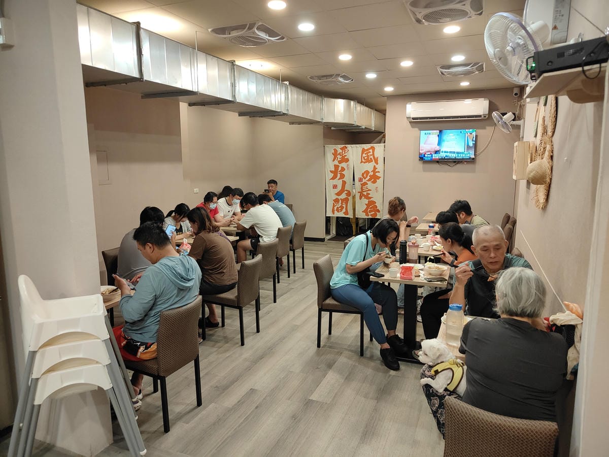 (新北新莊餐廳)豐衣足食,位於中港大排附近,店外人潮絡繹不絕 (新北新莊餐廳)豐衣足食,位於中港大排附近,店外人潮絡繹不絕
