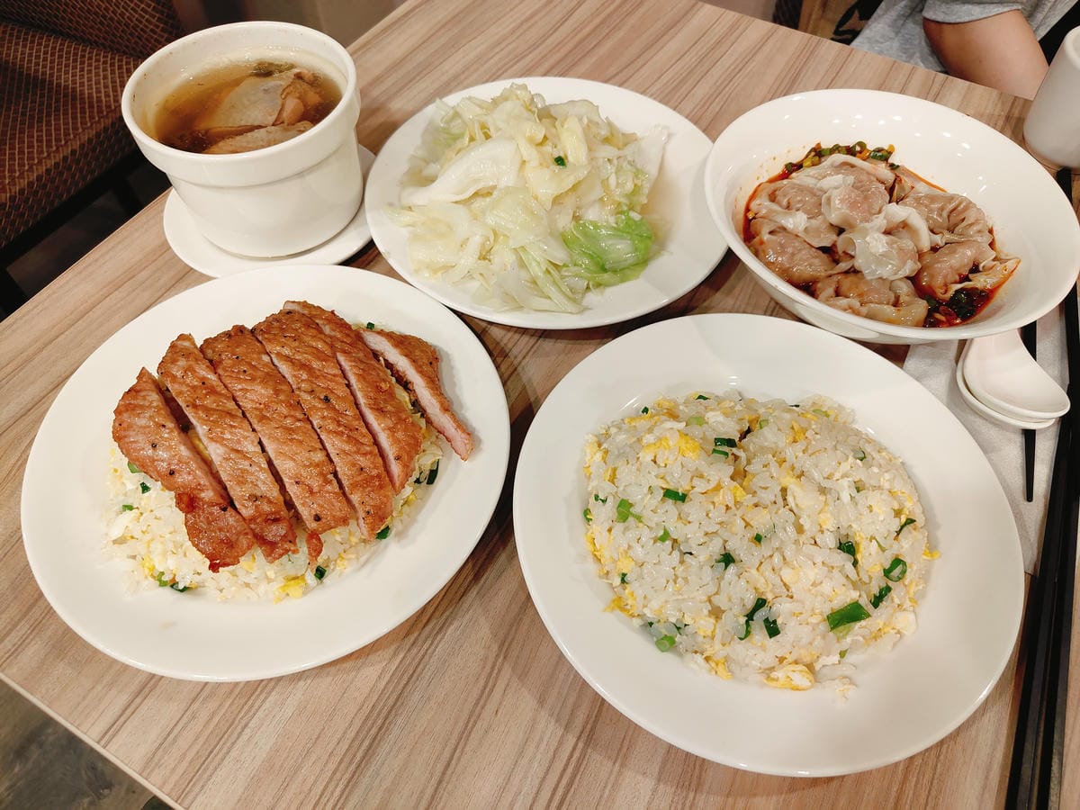 (新北新莊餐廳)豐衣足食,位於中港大排附近,店外人潮絡繹不絕 (新北新莊餐廳)豐衣足食,位於中港大排附近,店外人潮絡繹不絕