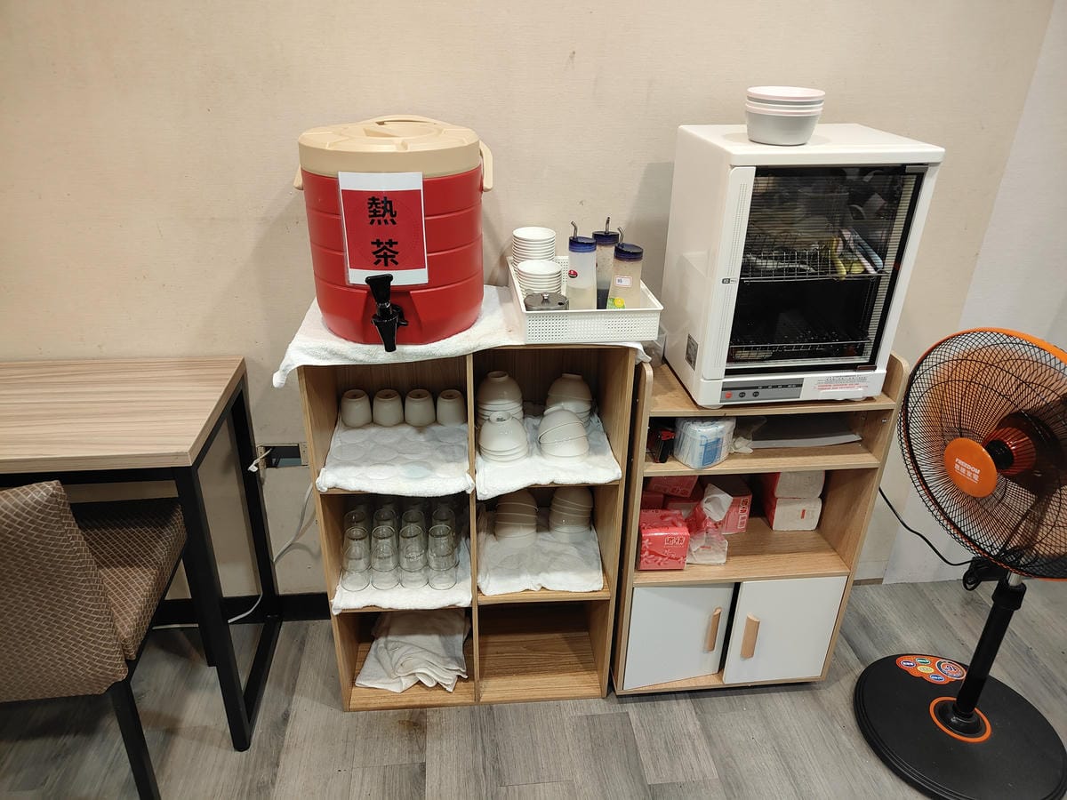 (新北新莊餐廳)豐衣足食,位於中港大排附近,店外人潮絡繹不絕 (新北新莊餐廳)豐衣足食,位於中港大排附近,店外人潮絡繹不絕