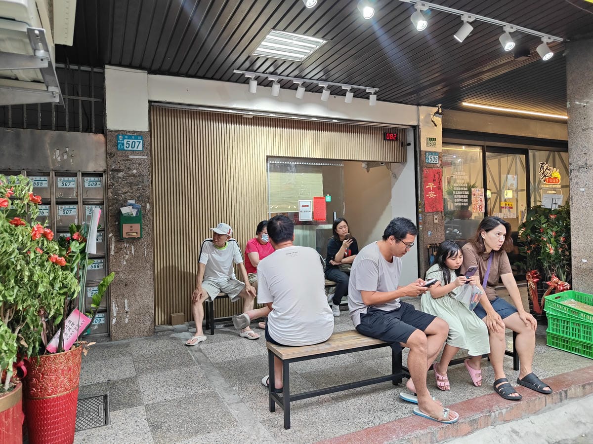 (新北新莊餐廳)豐衣足食,位於中港大排附近,店外人潮絡繹不絕 (新北新莊餐廳)豐衣足食,位於中港大排附近,店外人潮絡繹不絕