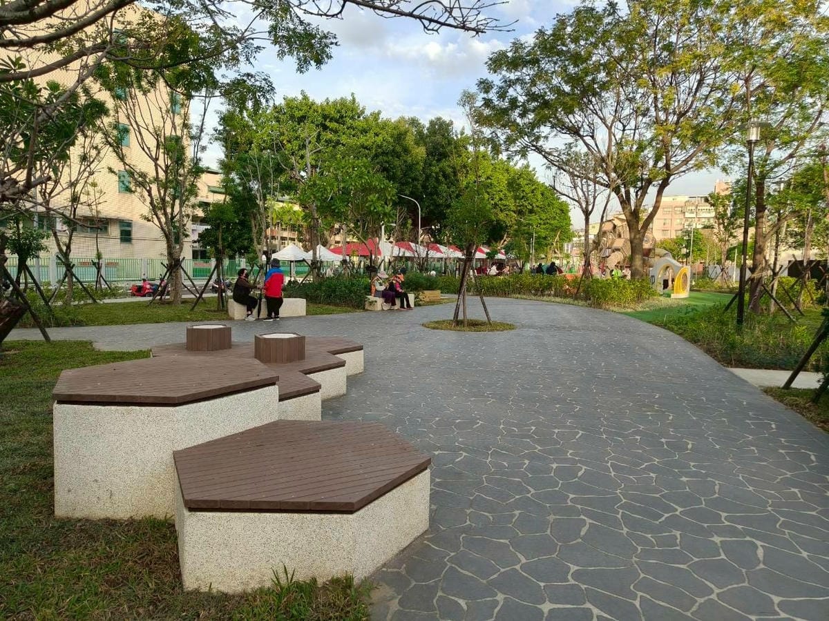 (新北新莊旅遊)快樂公園,新莊新開的大型公園,多款遊樂設施、 (新北新莊旅遊)快樂公園,新莊新開的大型公園,多款遊樂設施、