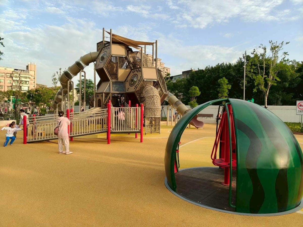 (新北新莊旅遊)快樂公園,新莊新開的大型公園,多款遊樂設施、 (新北新莊旅遊)快樂公園,新莊新開的大型公園,多款遊樂設施、