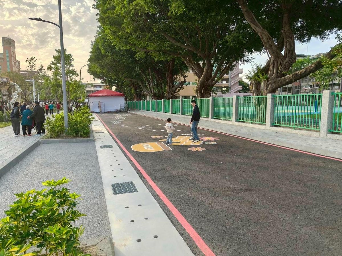 (新北新莊旅遊)快樂公園,新莊新開的大型公園,多款遊樂設施、 (新北新莊旅遊)快樂公園,新莊新開的大型公園,多款遊樂設施、