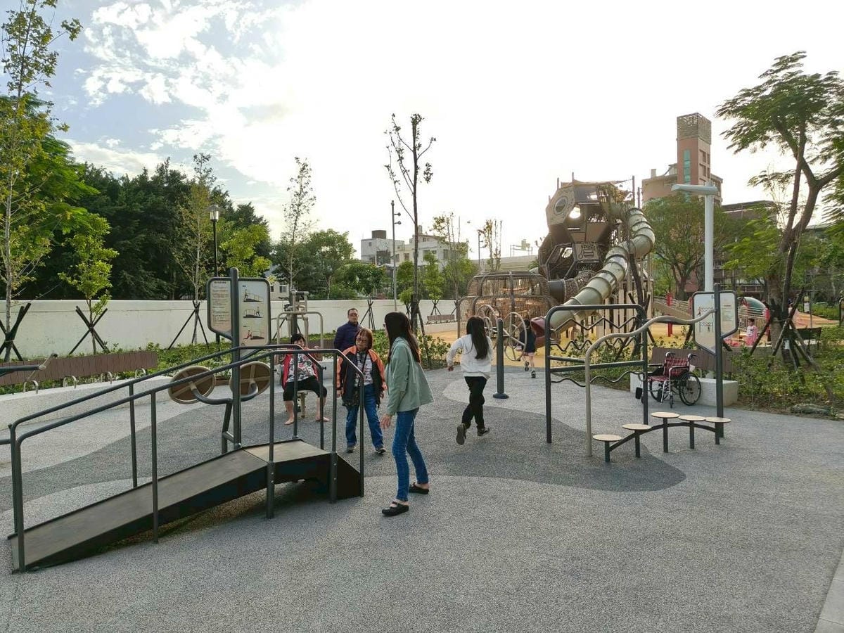 (新北新莊旅遊)快樂公園,新莊新開的大型公園,多款遊樂設施、 (新北新莊旅遊)快樂公園,新莊新開的大型公園,多款遊樂設施、