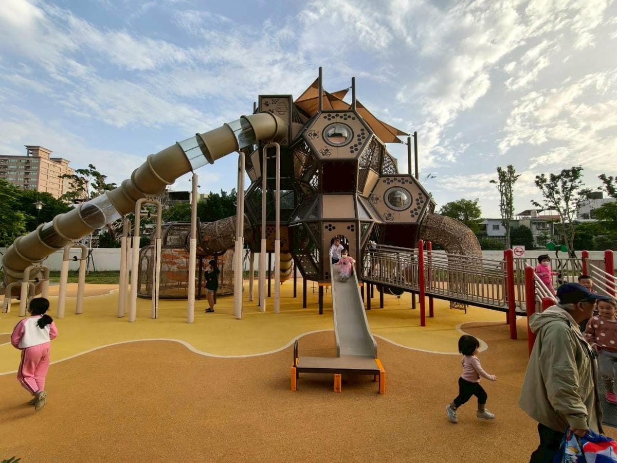 (新北新莊旅遊)快樂公園,新莊新開的大型公園,多款遊樂設施、 (新北新莊旅遊)快樂公園,新莊新開的大型公園,多款遊樂設施、