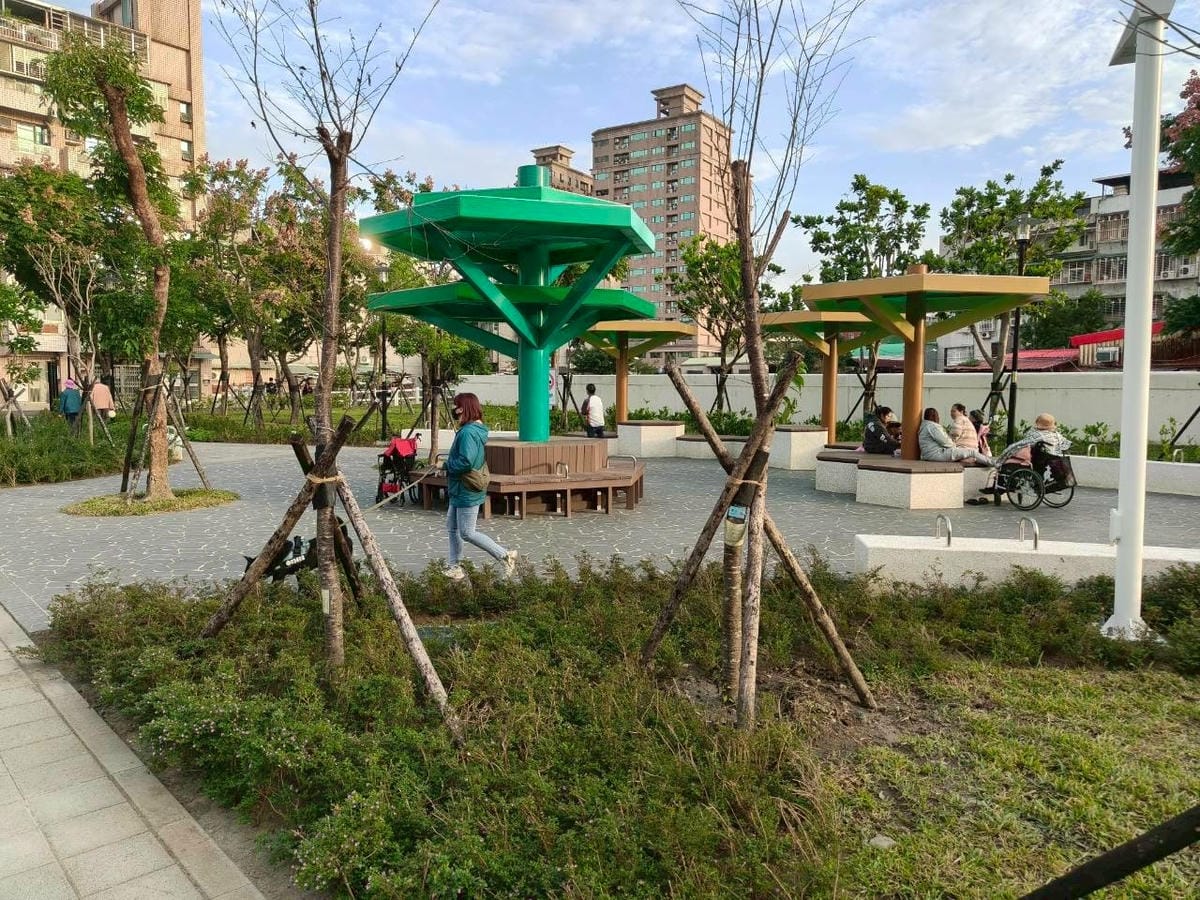 (新北新莊旅遊)快樂公園,新莊新開的大型公園,多款遊樂設施、 (新北新莊旅遊)快樂公園,新莊新開的大型公園,多款遊樂設施、