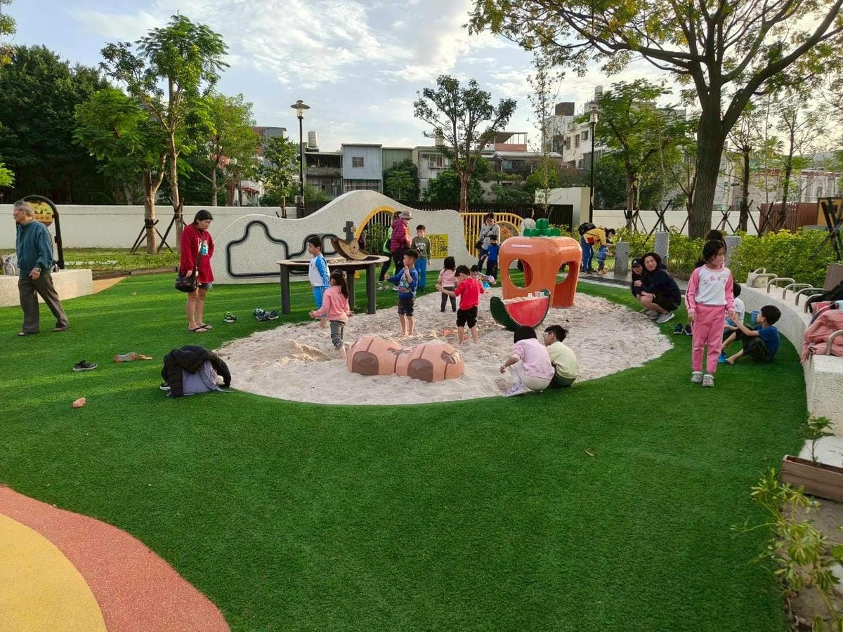 (新北新莊旅遊)快樂公園,新莊新開的大型公園,多款遊樂設施、 (新北新莊旅遊)快樂公園,新莊新開的大型公園,多款遊樂設施、