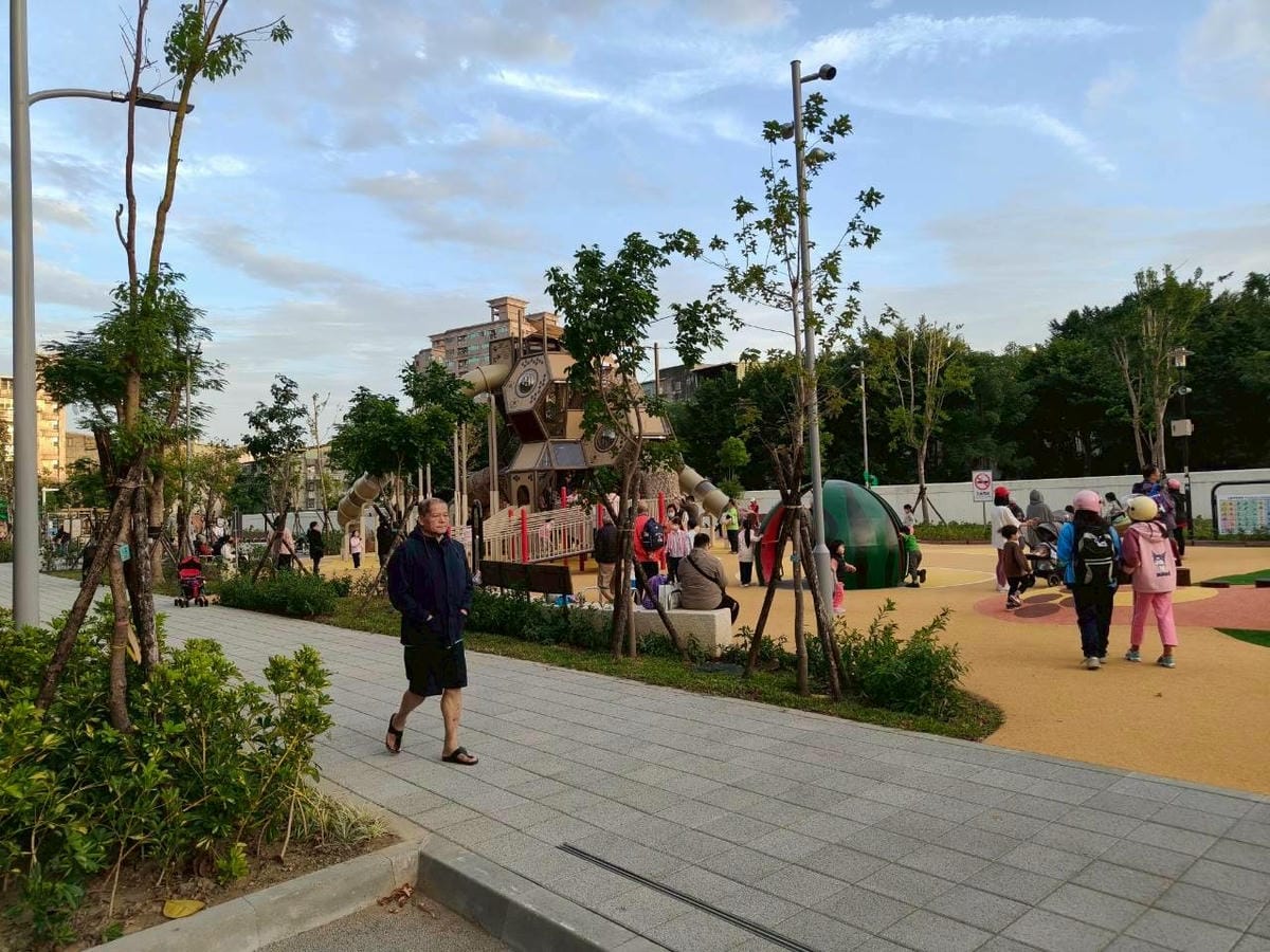 (新北新莊旅遊)快樂公園,新莊新開的大型公園,多款遊樂設施、 (新北新莊旅遊)快樂公園,新莊新開的大型公園,多款遊樂設施、