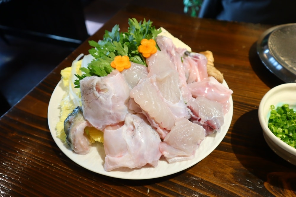 (兵庫餐廳)ふぐ幸-河豚料理餐廳，姬路商店街必吃美食。新鮮河豚生魚片Q彈，火鍋雜炊湯頭鮮甜。近JR姬路站。