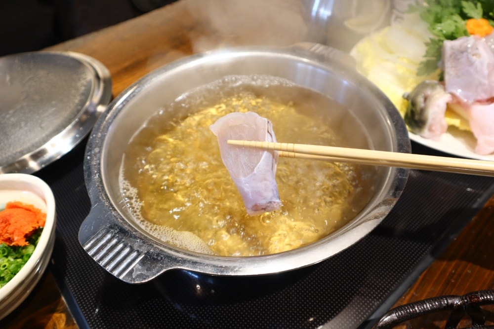 (兵庫餐廳)ふぐ幸-河豚料理餐廳，姬路商店街必吃美食。新鮮河豚生魚片Q彈，火鍋雜炊湯頭鮮甜。近JR姬路站。