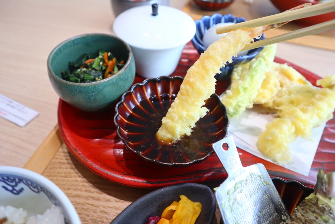 (廣島餐廳)Sumiyoshi，鄰近商店街與千光寺纜車，料理精緻、窗外向島景色療癒又放鬆時光。值得安排在旅程開始或結束的一餐