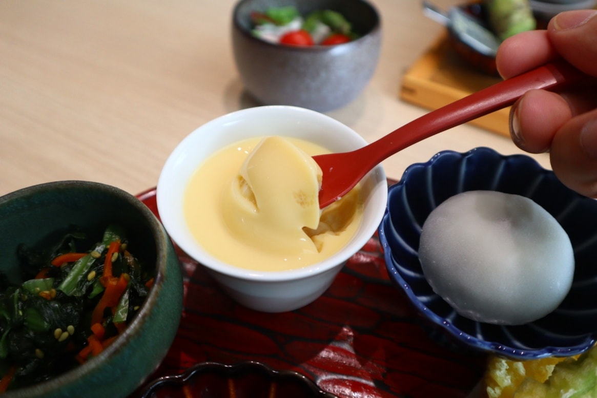 (廣島餐廳)Sumiyoshi，鄰近商店街與千光寺纜車，料理精緻、窗外向島景色療癒又放鬆時光。值得安排在旅程開始或結束的一餐
