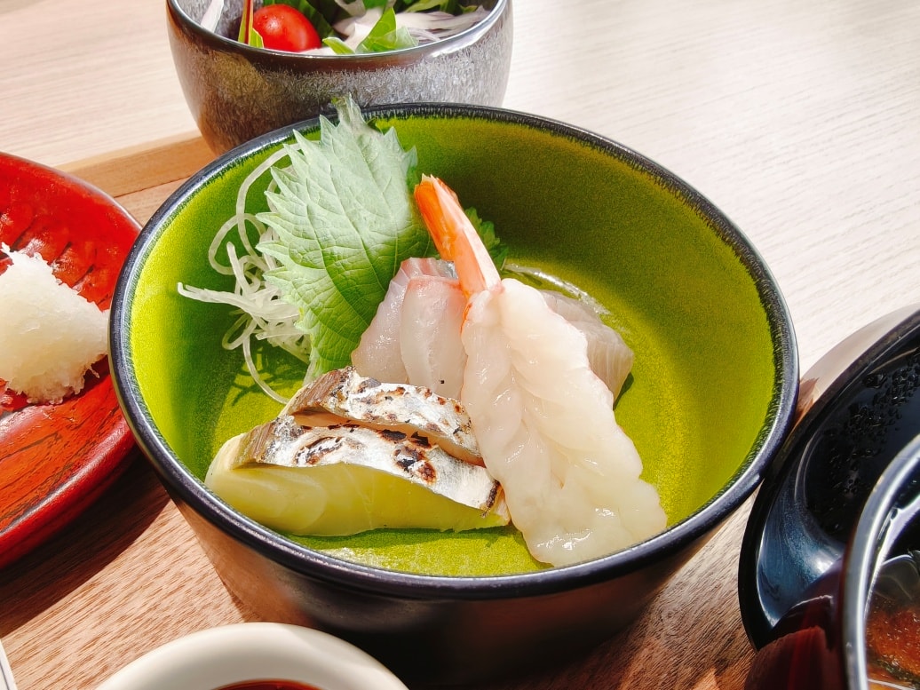 (廣島餐廳)Sumiyoshi，鄰近商店街與千光寺纜車，料理精緻、窗外向島景色療癒又放鬆時光。值得安排在旅程開始或結束的一餐