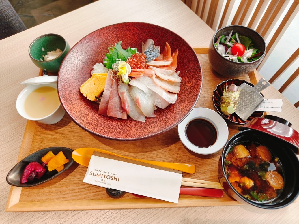 (廣島餐廳)Sumiyoshi，鄰近商店街與千光寺纜車，料理精緻、窗外向島景色療癒又放鬆時光。值得安排在旅程開始或結束的一餐