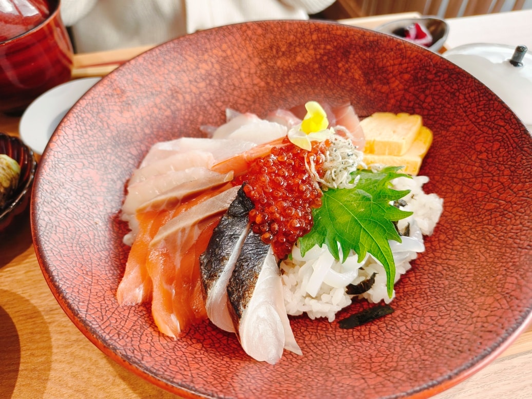 (廣島餐廳)Sumiyoshi，鄰近商店街與千光寺纜車，料理精緻、窗外向島景色療癒又放鬆時光。值得安排在旅程開始或結束的一餐