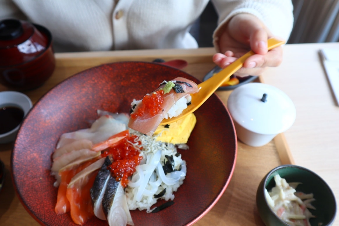 (廣島餐廳)Sumiyoshi，鄰近商店街與千光寺纜車，料理精緻、窗外向島景色療癒又放鬆時光。值得安排在旅程開始或結束的一餐