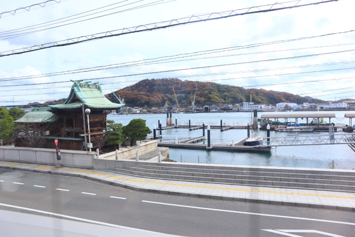 (廣島餐廳)Sumiyoshi，鄰近商店街與千光寺纜車，料理精緻、窗外向島景色療癒又放鬆時光。值得安排在旅程開始或結束的一餐