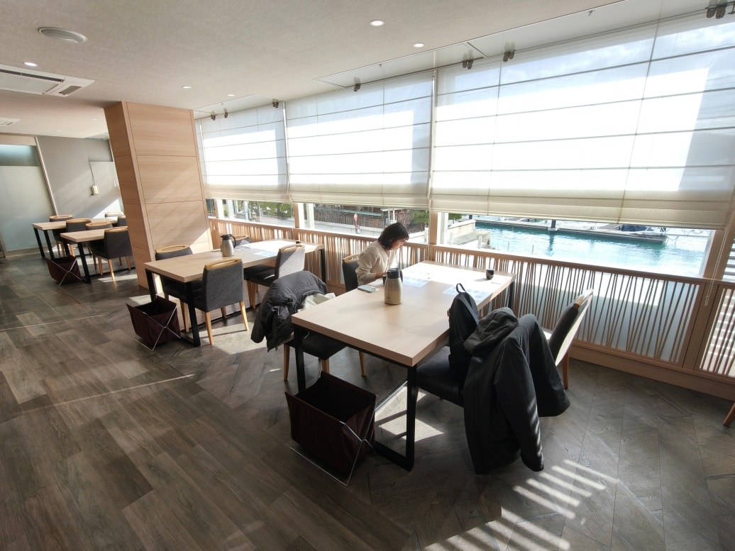 (廣島餐廳)Sumiyoshi，鄰近商店街與千光寺纜車，料理精緻、窗外向島景色療癒又放鬆時光。值得安排在旅程開始或結束的一餐