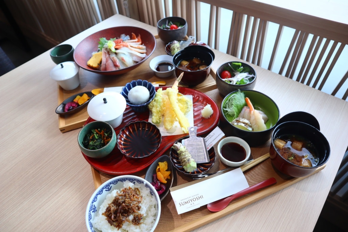(廣島餐廳)Sumiyoshi，鄰近商店街與千光寺纜車，料理精緻、窗外向島景色療癒又放鬆時光。值得安排在旅程開始或結束的一餐